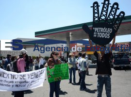 El pretoleo no se vende: MORENA  - ES imagen agencia de fotografía