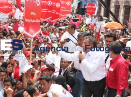 Se registra Enrique Agüera junto a miles de simpatizantes - ES imagen agencia de fotografía
