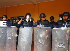 Enfrentamiento pobladores Santa Clara Ocoyucan y Policia Estatal - ES imagen agencia de fotografía