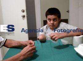 Ejército desaloja a el niño pastor  - ES imagen agencia de fotografía