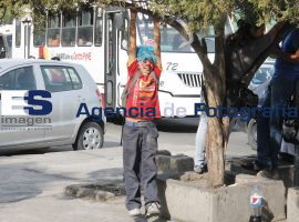 Niño se divierte mientras trabaja en la calle - ES imagen agencia de fotografía