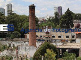 Edificio de fábrica textil es destruido - ES imagen agencia de fotografía