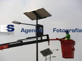 Nuevas luminarias solares en Periférico ecológico - ES imagen agencia de fotografía