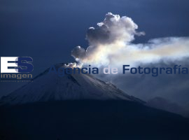 Fumarola al atardecer  - ES imagen agencia de fotografía