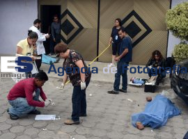 Asesinan dos mujeres a la puerta de su casa  - ES imagen agencia de fotografía