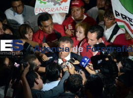 Agüera en el zócalo trás debate  - ES imagen agencia de fotografía