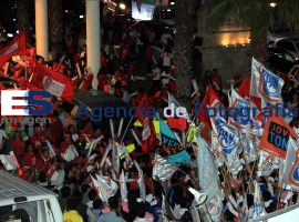 Porras de los candidatos durante el debate - ES imagen agencia de fotografía