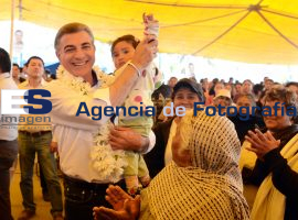Gali encabeza mitin en Canoa  - ES imagen agencia de fotografía