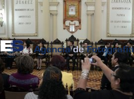Rivera entrega reconocimiento a maestros  - ES imagen agencia de fotografía