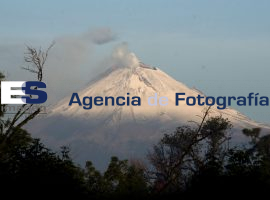 Volcan cubierto por nieve  - ES imagen agencia de fotografía