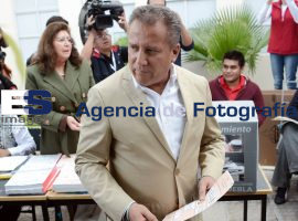 Agüera emite su voto - ES imagen agencia de fotografía