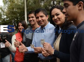 Eduardo Rivera emite su voto - ES imagen agencia de fotografía