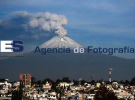Fumarola intensa; el volcán mantiene alta actividad  - ES imagen agencia de fotografía