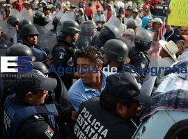Desalojan a antorchistas que se manifestaban en el IEE - ES imagen agencia de fotografía