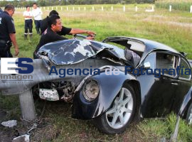 Miere hombre a bordo de un VW - ES imagen agencia de fotografía