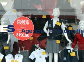 Uniforme único, 200 pesos  - ES imagen agencia de fotografía