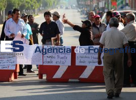 Manifestantes cierran Calzada Zaragoza - ES imagen agencia de fotografía