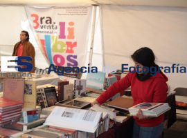 3ra venta promocional de libors en la BUAP 2013 - ES imagen agencia de fotografía