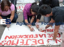 Estudiantes que no obtuvieron lugar en la universidad pública hicieron mantas con sangre - ES imagen agencia de fotografía