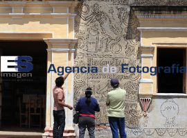 Casa con imágenes contra la religión católica - ES imagen agencia de fotografía