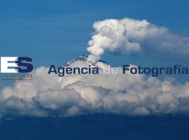 Fumarola y nieve en el volcán Popocatépetl 2013 - ES imagen agencia de fotografía