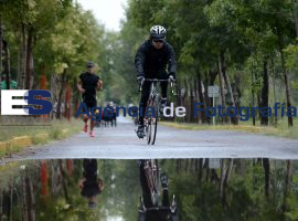 ciclistas en el parque ecológico  - ES imagen agencia de fotografía