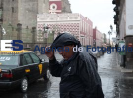 Lluvia en el zócalo de Puebla - ES imagen agencia de fotografía