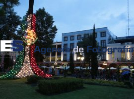 Colocan luminarias en el zócalo con motivos de las fiestas patrias - ES imagen agencia de fotografía