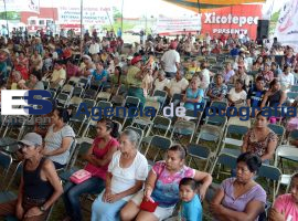 PRI poblano defiendo la propuesta privatizadora de Peña. Mitin  - ES imagen agencia de fotografía