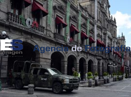 Avión militar en el Centro de Puebla  - ES imagen agencia de fotografía