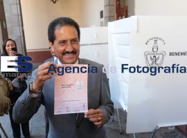 Acude Alfonso Esparza, rector interino, a votar en el Carolono - ES imagen agencia de fotografía