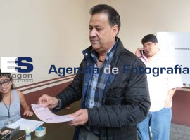 Guillermo Nares, director de la Facultad de Derecho, acudió a votar en el Carolono - ES imagen agencia de fotografía