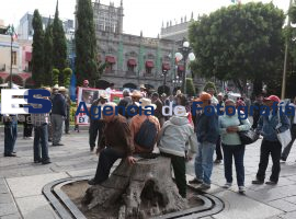 Exigen braceros les paguen lo de sus ahorros - ES imagen agencia de fotografía