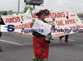 Manifestación apoyo al magisterio autopista Puebla-México - ES imagen agencia de fotografía