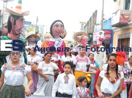 Realizan desfile de mojigangas y convite en Atlixco - ES imagen agencia de fotografía
