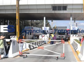 Bloquean caseta de Amozoc vecinos de San Miguel Espejo - ES imagen agencia de fotografía