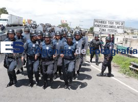 LLegan granaderos al bloqueo en caseta de Amozoc  por vecinos de San Miguel Espejo - ES imagen agencia de fotografía