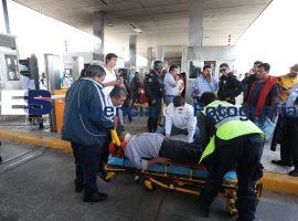 Atroppellan a agente ministerial en bloqueo en caseta de Amozoc  - ES imagen agencia de fotografía