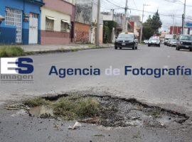 Crece hierba en algunos baches de la ciudad de Puebla - ES imagen agencia de fotografía