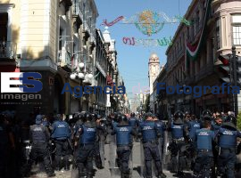 Policía cerca el zócalo capitalino  - ES imagen agencia de fotografía