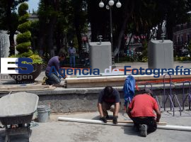 Colocan contenedores en el zócalo  - ES imagen agencia de fotografía