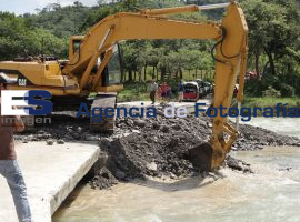 Puente destruido por las lluvias en Xicotepec - ES imagen agencia de fotografía