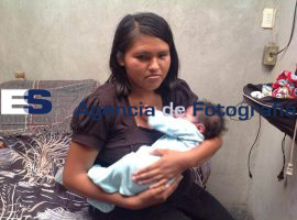 En buen estado madre que parió en la entrada del Hospital en Tehuacan - ES imagen agencia de fotografía