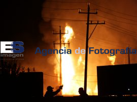 Incendio en gasera Tomza - ES imagen agencia de fotografía
