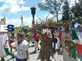Llegan fieles con la Antorcha Guadalupana a Tlaxcalancingo - ES imagen agencia de fotografía
