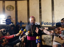 Arzobispo recorre capilla de catedral  - ES imagen agencia de fotografía