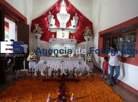 Montan altares monumentales en Huaquechula - ES imagen agencia de fotografía