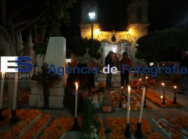 Velan en panteones de Tlacotepec - ES imagen agencia de fotografía