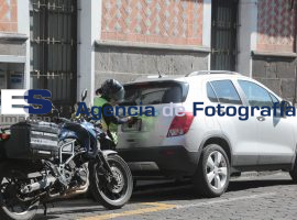 Quitan placas a vehículos estacionados en zona prohibida. - ES imagen agencia de fotografía