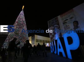 Encienden el árbol de navidad en la BUAP - ES imagen agencia de fotografía